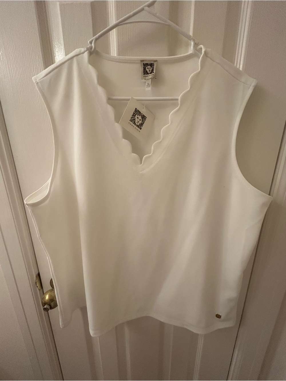 Anne Klein White Scalloped V-Neck Sleeveless Tank